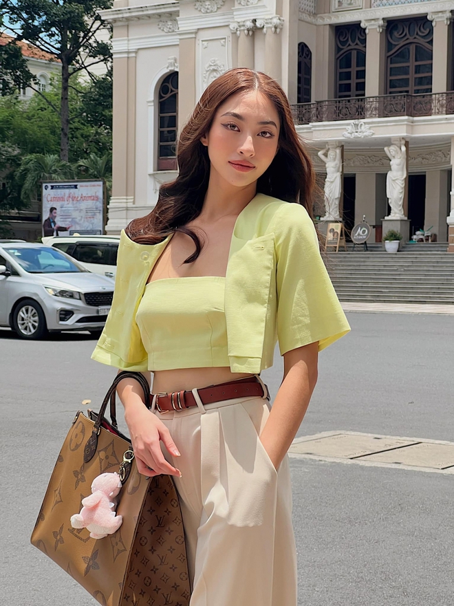 Hoa hậu Lương Thùy Linh lên đồ cực chất, khoe dáng chuẩn fashionista trên phố - Ảnh 3.