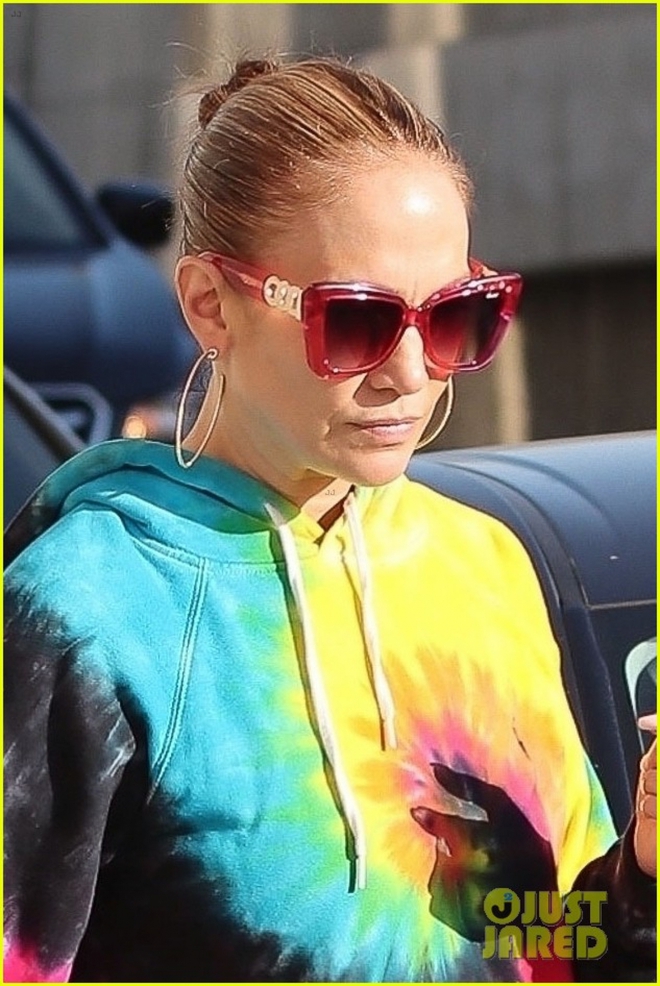 Jennifer Lopez diện đồ sặc sỡ ra phố - Ảnh 4.