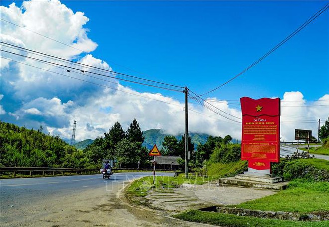 Chi&ecirc;m ngưỡng vẻ đẹp h&ugrave;ng vĩ của đ&egrave;o Pha Đin - Ảnh 1.