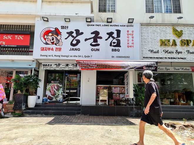 Phố Hàn, phố Nhật ‘thay áo mới’, tiệm này đóng cửa tiệm khác mọc lên - Ảnh 1.