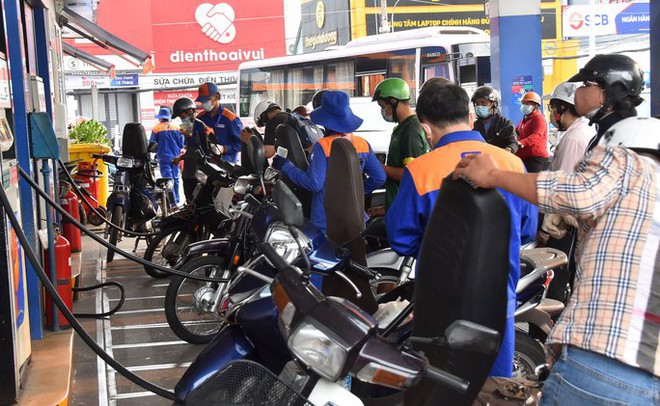 Sau 5 lần giảm li&ecirc;n tiếp, gi&aacute; xăng tăng hay giảm v&agrave;o ng&agrave;y mai 22/8? - Ảnh 1.
