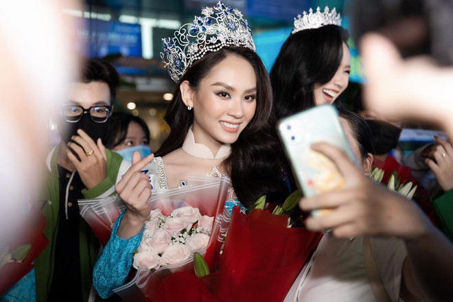 Những lần top 3 Miss World Vietnam 2022 đọ sắc xinh đẹp với áo dài sau khi đăng quang - Ảnh 2.