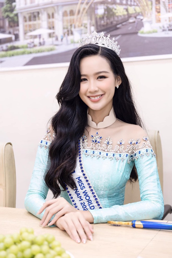 Những lần top 3 Miss World Vietnam 2022 đọ sắc xinh đẹp với áo dài sau khi đăng quang - Ảnh 4.