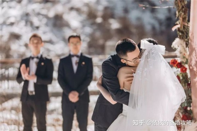 Tổ chức đám cưới với 31 khách trên núi tuyết - Ảnh 5.