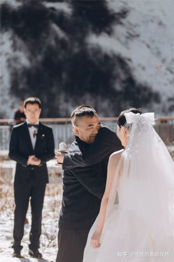 Tổ chức đám cưới với 31 khách trên núi tuyết - Ảnh 6.