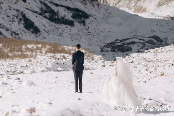 Tổ chức đám cưới với 31 khách trên núi tuyết - Ảnh 2.