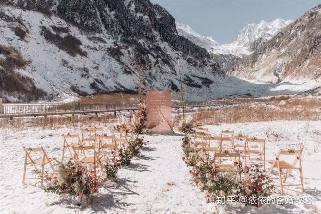 Tổ chức đám cưới với 31 khách trên núi tuyết - Ảnh 3.