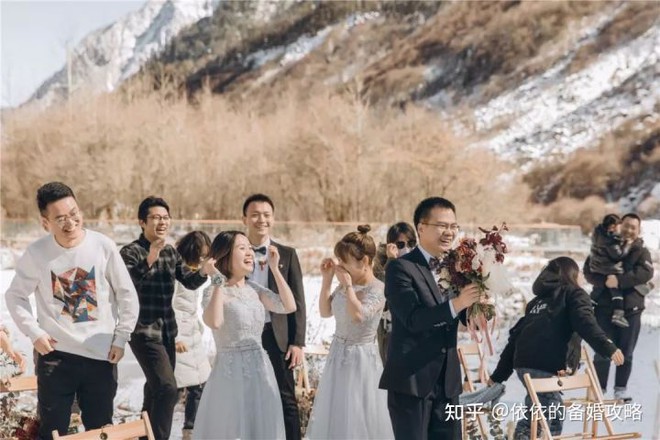 Tổ chức đám cưới với 31 khách trên núi tuyết - Ảnh 8.