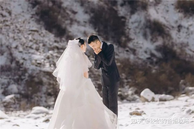 Tổ chức đám cưới với 31 khách trên núi tuyết - Ảnh 4.