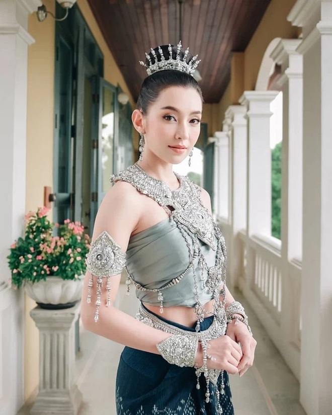 "Mỹ nhân trăm năm có một" Bella Ranee: Đóng phim hay đến mức giúp Bangkok hết tắc đường và cách hành xử văn minh với tình yêu 10 năm - Ảnh 4.