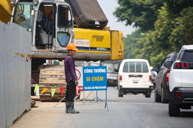 Hà Nội: Đường gom đại lộ Thăng Long tắc cứng vào giờ cao điểm, người dân mệt mỏi khi đi vài trăm mét mất cả tiếng đồng hồ - Ảnh 2.