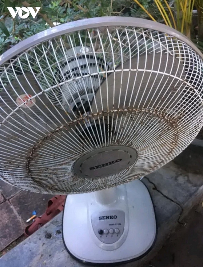 Bé gái 2 tuổi tử vong khi dùng muỗng inox chọc vào nút bấm quạt điện - Ảnh 2.