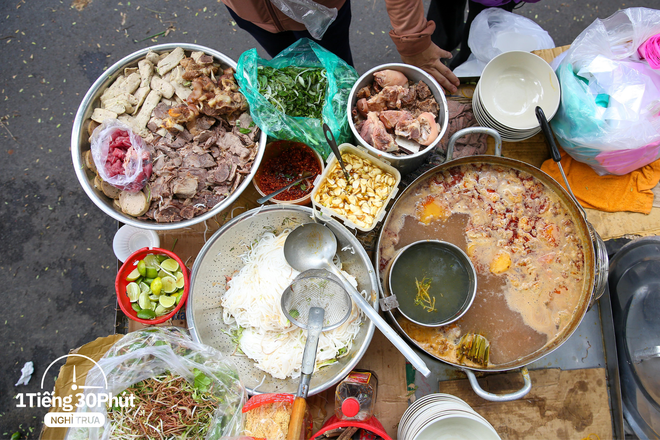 Căng tin di động của dân văn phòng giữa trung tâm quận 1 - Ảnh 2.