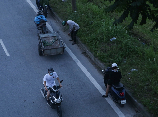 Hà Nội: Đường gom đại lộ Thăng Long tắc cứng vào giờ cao điểm, người dân mệt mỏi khi đi vài trăm mét mất cả tiếng đồng hồ - Ảnh 6.