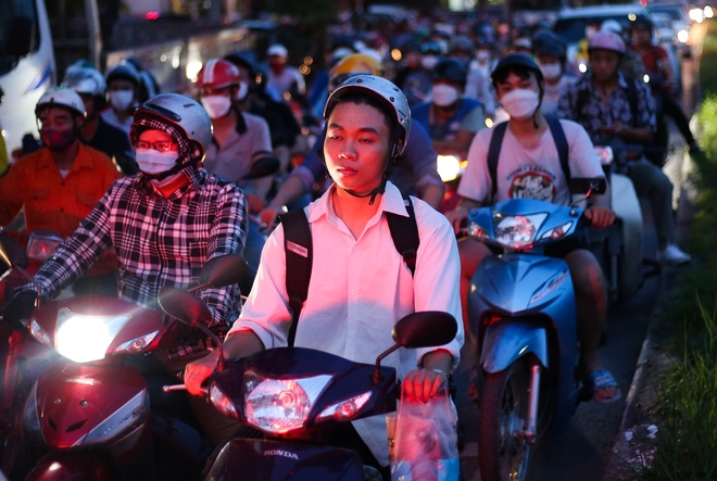 Hà Nội: Đường gom đại lộ Thăng Long tắc cứng vào giờ cao điểm, người dân mệt mỏi khi đi vài trăm mét mất cả tiếng đồng hồ - Ảnh 8.