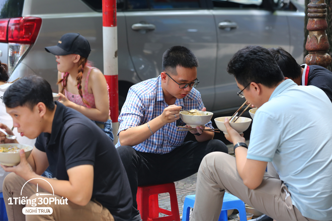 Căng tin di động của dân văn phòng giữa trung tâm quận 1 - Ảnh 7.