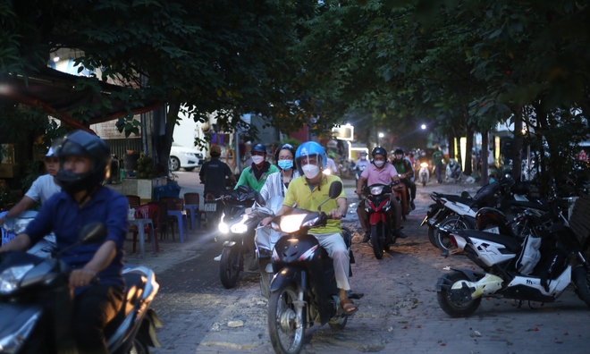 Hà Nội: Đường gom đại lộ Thăng Long tắc cứng vào giờ cao điểm, người dân mệt mỏi khi đi vài trăm mét mất cả tiếng đồng hồ - Ảnh 9.