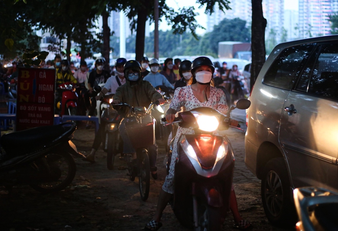 Hà Nội: Đường gom đại lộ Thăng Long tắc cứng vào giờ cao điểm, người dân mệt mỏi khi đi vài trăm mét mất cả tiếng đồng hồ - Ảnh 10.