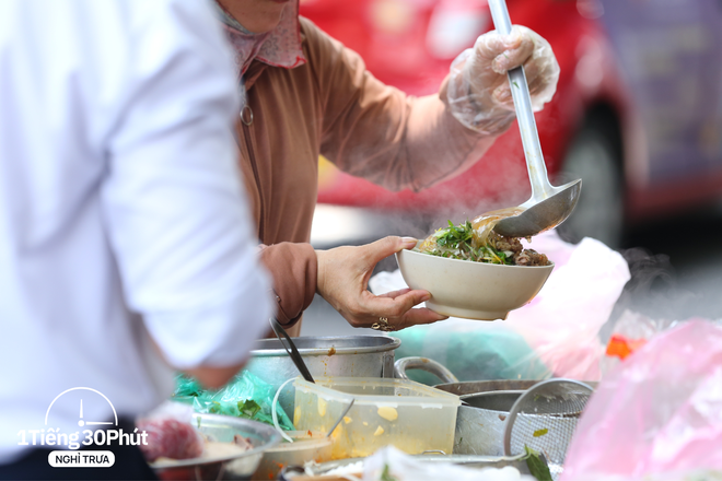 Căng tin di động của d&acirc;n văn ph&ograve;ng giữa trung t&acirc;m quận 1 - Ảnh 9.