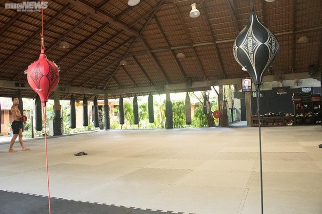 Johnny Tr&iacute; Nguyễn tuổi 48 ở nh&agrave; l&aacute;, t&igrave;m vui trong v&otilde; đường - Ảnh 3.
