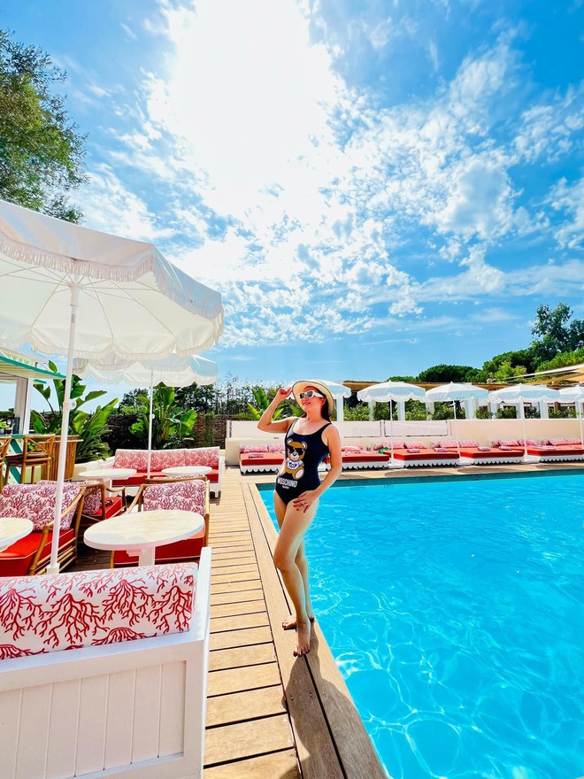 Bình Minh cùng vợ đi du lịch châu Âu, bà xã Anh Thơ đẹp gợi cảm với áo tắm - Ảnh 7. Bình Minh cùng vợ đi du lịch châu Âu, bà xã Anh Thơ đẹp gợi cảm với áo tắm - Ảnh 7.
