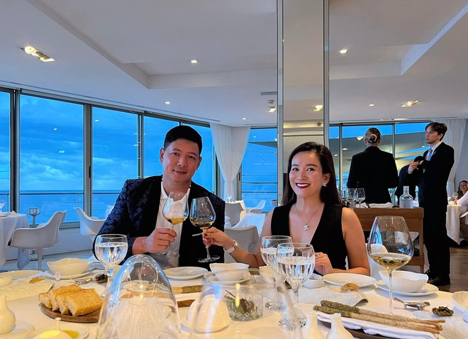 Bình Minh cùng vợ đi du lịch châu Âu, bà xã Anh Thơ đẹp gợi cảm với áo tắm - Ảnh 10. Bình Minh cùng vợ đi du lịch châu Âu, bà xã Anh Thơ đẹp gợi cảm với áo tắm - Ảnh 10.