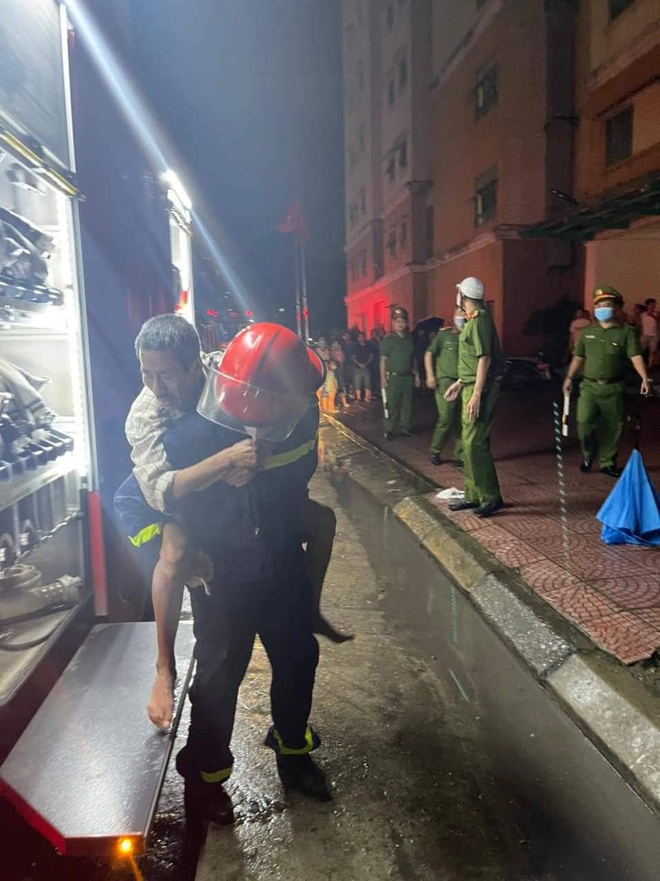Chiến sĩ cảnh sát PCCC kể lại khoảnh khắc buông đũa bát đi dập lửa, cứu thoát 15 người trong vụ cháy chung cư ở Hà Nội - Ảnh 5.
