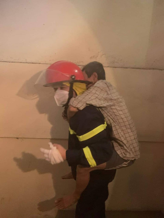 Chiến sĩ cảnh sát PCCC kể lại khoảnh khắc buông đũa bát đi dập lửa, cứu thoát 15 người trong vụ cháy chung cư ở Hà Nội - Ảnh 6.