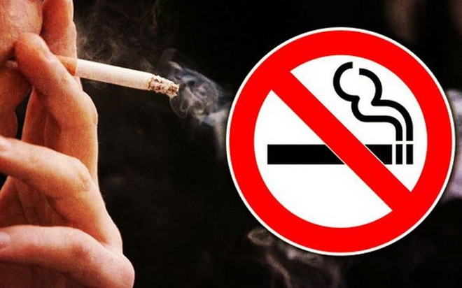 Phạt nguội người vi phạm hút thuốc lá nơi công cộng - Ảnh 1.