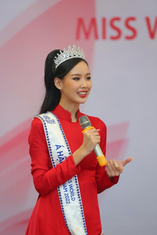 Ngắm nhan sắc rực rỡ của Top 3 Miss World Vietnam 2022 trong tà áo dài đỏ - Ảnh 3.