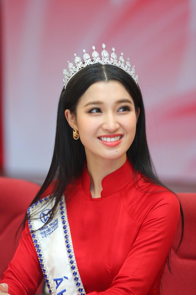 Ngắm nhan sắc rực rỡ của Top 3 Miss World Vietnam 2022 trong tà áo dài đỏ - Ảnh 4.