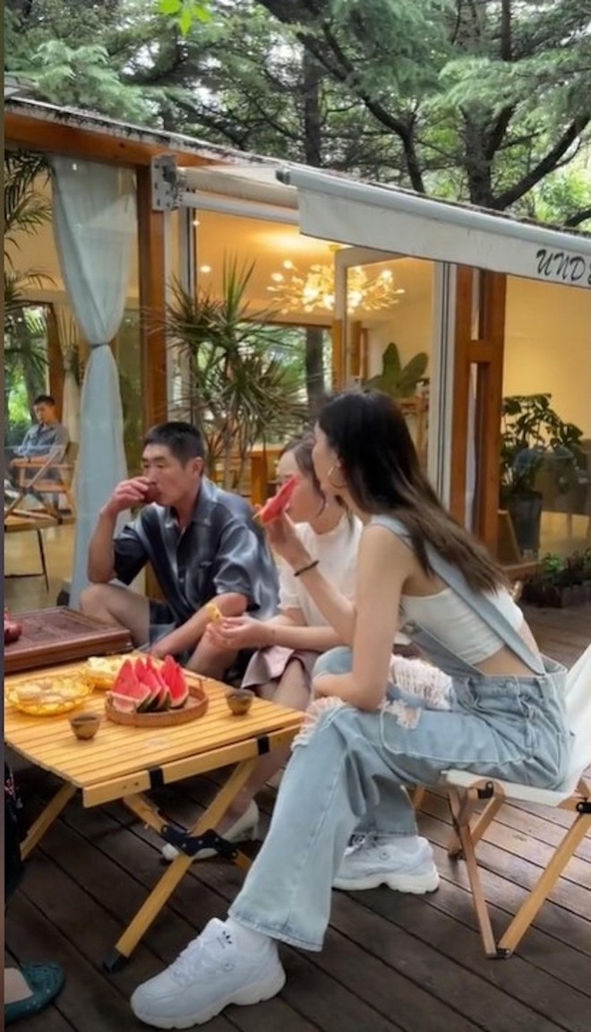 Gia đ&igrave;nh mẫu nữ Trung Quốc g&acirc;y cho&aacute;ng với chiều cao từ 1m75 đến 1m90 - Ảnh 10.
