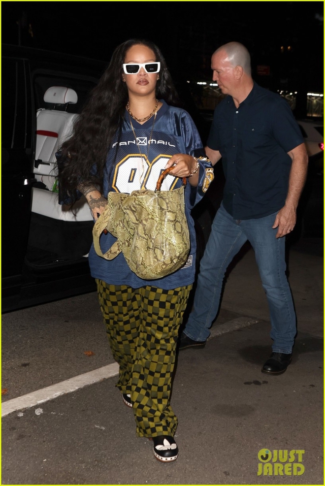 Không váy áo cầu kỳ, Rihanna xuề xòa đi chơi cùng bạn trai sau khi sinh con - Ảnh 2.