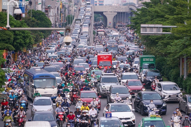 Lái xe máy vô tư đi ngược chiều trước mặt CSGT tại nút giao thông nóng Hà Nội - Ảnh 1.