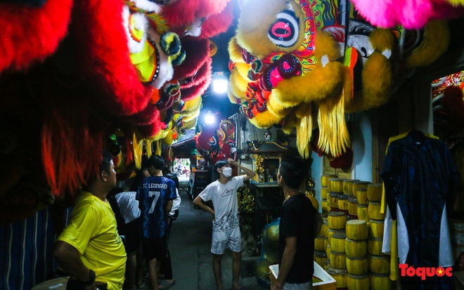 Cận Tết Trung thu: Đầu lân đắt hàng, người làm nghề vui mừng vì sản xuất không kịp - Ảnh 1.