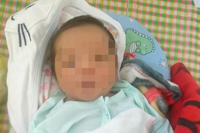 Nghệ An: Bé trai sơ sinh bị bỏ rơi trước cổng trạm y tế - Ảnh 1.