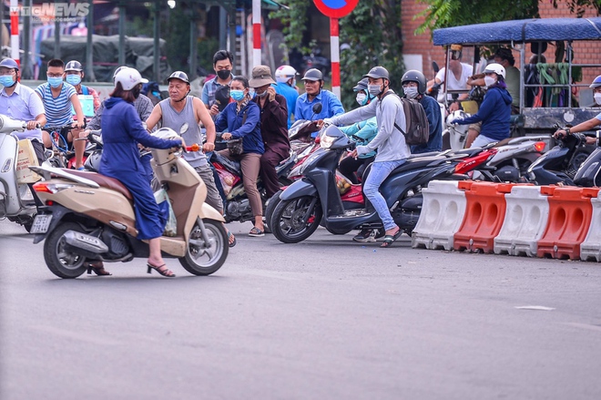 Lái xe máy vô tư đi ngược chiều trước mặt CSGT tại nút giao thông nóng Hà Nội - Ảnh 11.