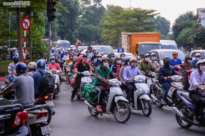 Lái xe máy vô tư đi ngược chiều trước mặt CSGT tại nút giao thông nóng Hà Nội - Ảnh 12.