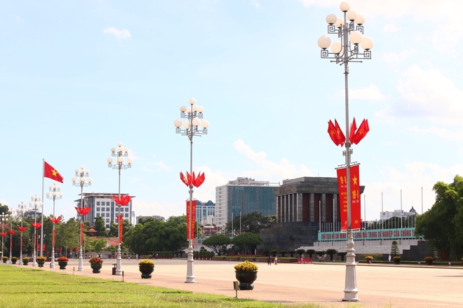 Phố phường Thủ đô được trang hoàng rực rỡ chào mừng Quốc khánh 2/9 - Ảnh 3.