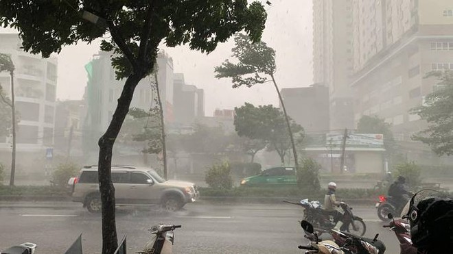 CLIP: Mưa lớn k&egrave;m gi&oacute; to, như k&eacute;o bay cả người - Ảnh 5.