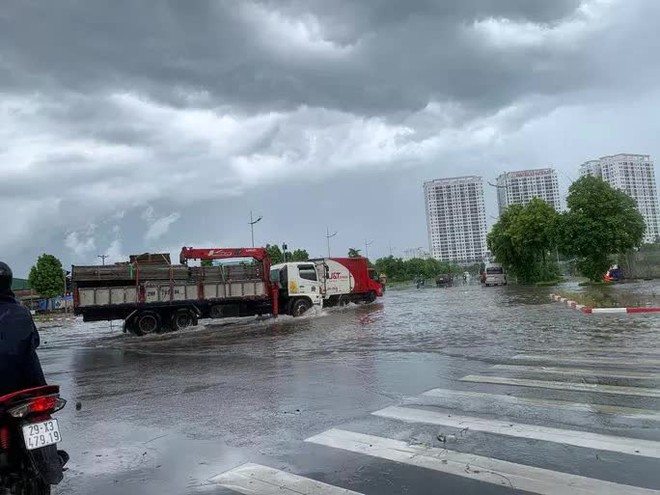 CLIP: Mưa lớn k&egrave;m gi&oacute; to, như k&eacute;o bay cả người - Ảnh 6.