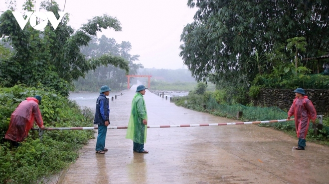 Nhiều tuyến đường ở TP. Hạ Long, Quảng Ninh bị ngập úng - Ảnh 5.