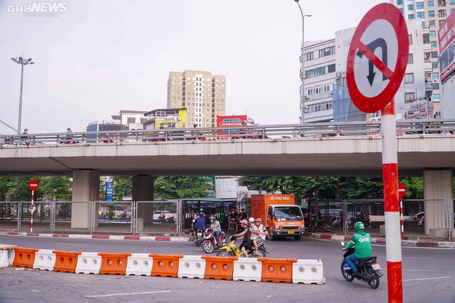 Lái xe máy vô tư đi ngược chiều trước mặt CSGT tại nút giao thông nóng Hà Nội - Ảnh 6.