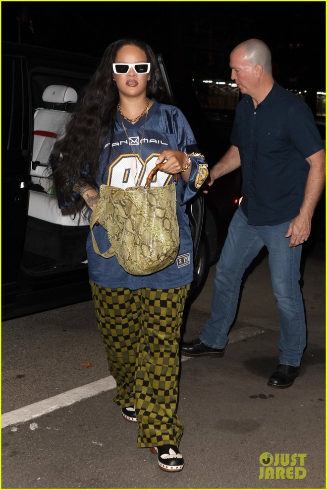 Không váy áo cầu kỳ, Rihanna xuề xòa đi chơi cùng bạn trai sau khi sinh con - Ảnh 7.