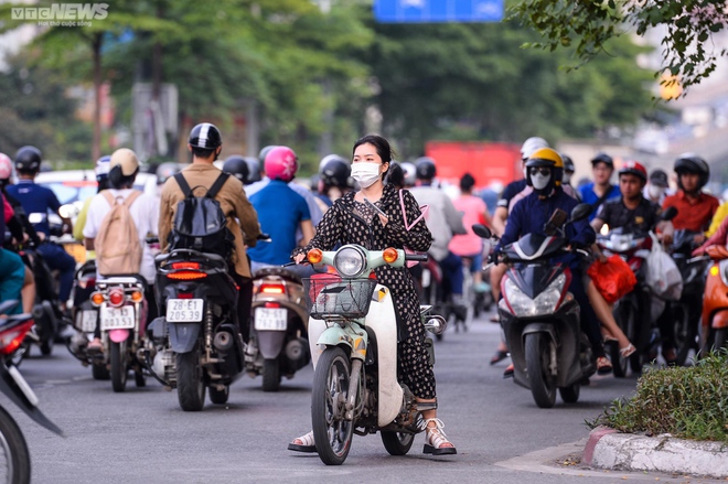 Lái xe máy vô tư đi ngược chiều trước mặt CSGT tại nút giao thông nóng Hà Nội - Ảnh 7.