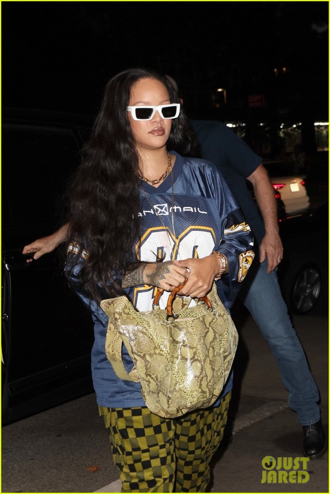 Không váy áo cầu kỳ, Rihanna xuề xòa đi chơi cùng bạn trai sau khi sinh con - Ảnh 8.