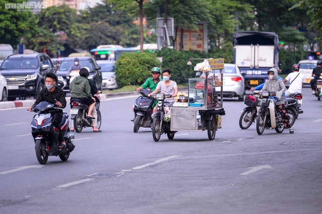 Lái xe máy vô tư đi ngược chiều trước mặt CSGT tại nút giao thông nóng Hà Nội - Ảnh 8.