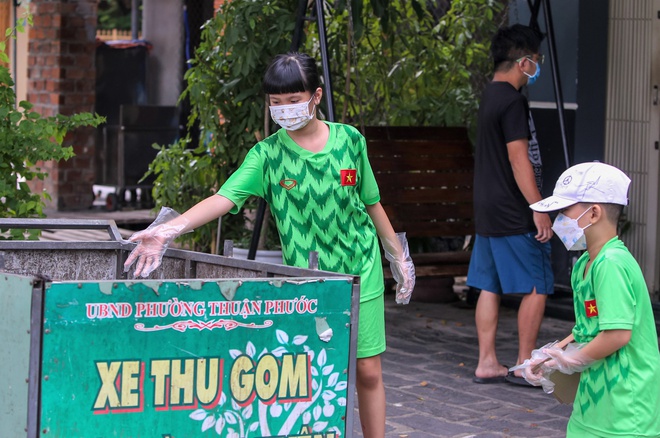 Theo chân “biệt đội nhí” đẩy xe tự chế đi "xin" rác tài nguyên ở Đà Nẵng - Ảnh 7.