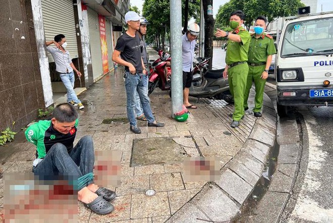 D&acirc;n h&ocirc; ho&aacute;n, v&acirc;y bắt người đ&agrave;n &ocirc;ng mặc &aacute;o Grab c&oacute; nhiều h&agrave;ng n&oacute;ng - Ảnh 1.