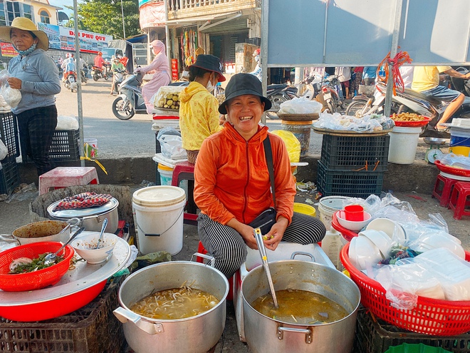 Món ăn lạ mà quen từ làng quê: Bánh canh bột lộn thanh tao chỉ có ở xứ Huế - Ảnh 1.